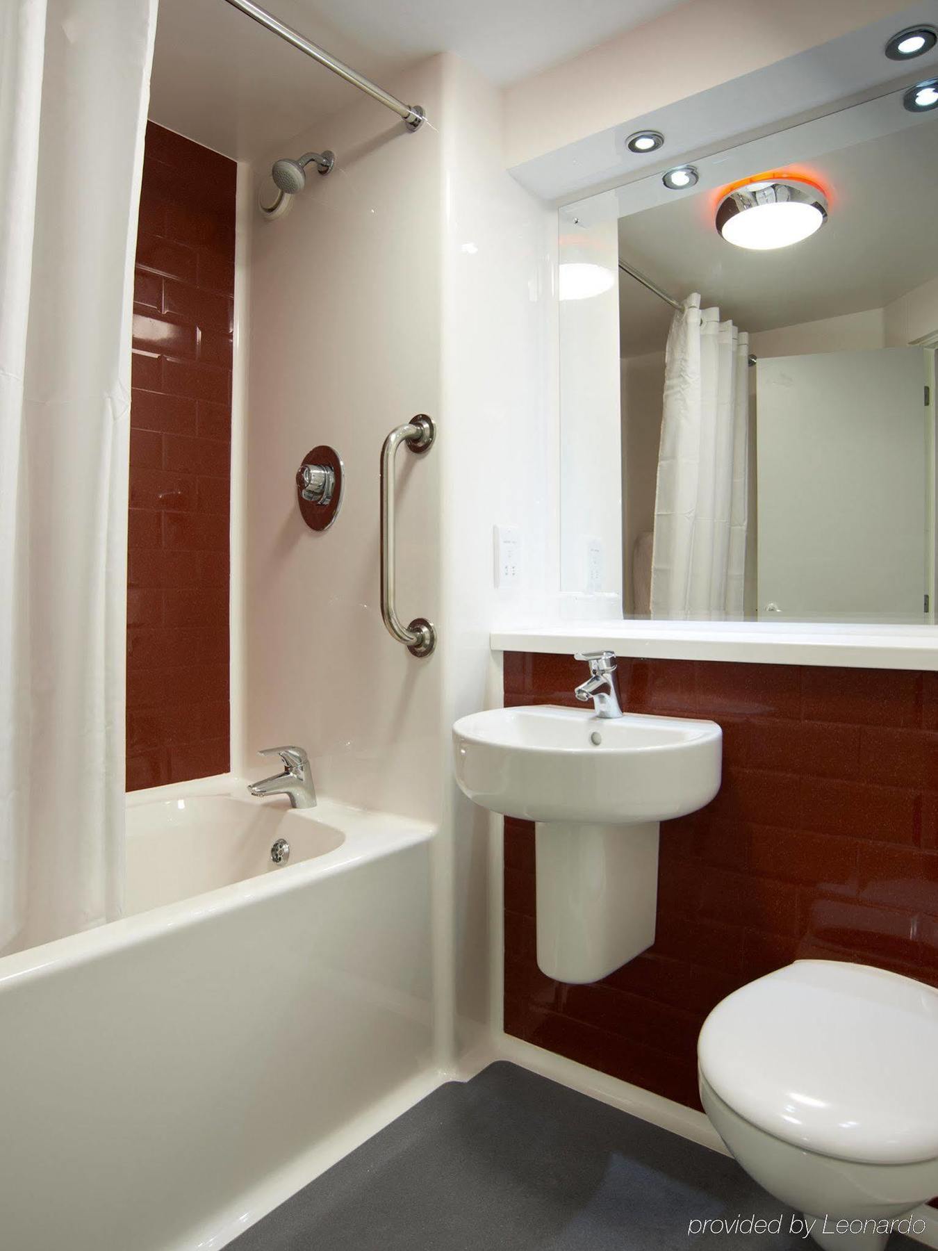 Travelodge London Ealing Εξωτερικό φωτογραφία