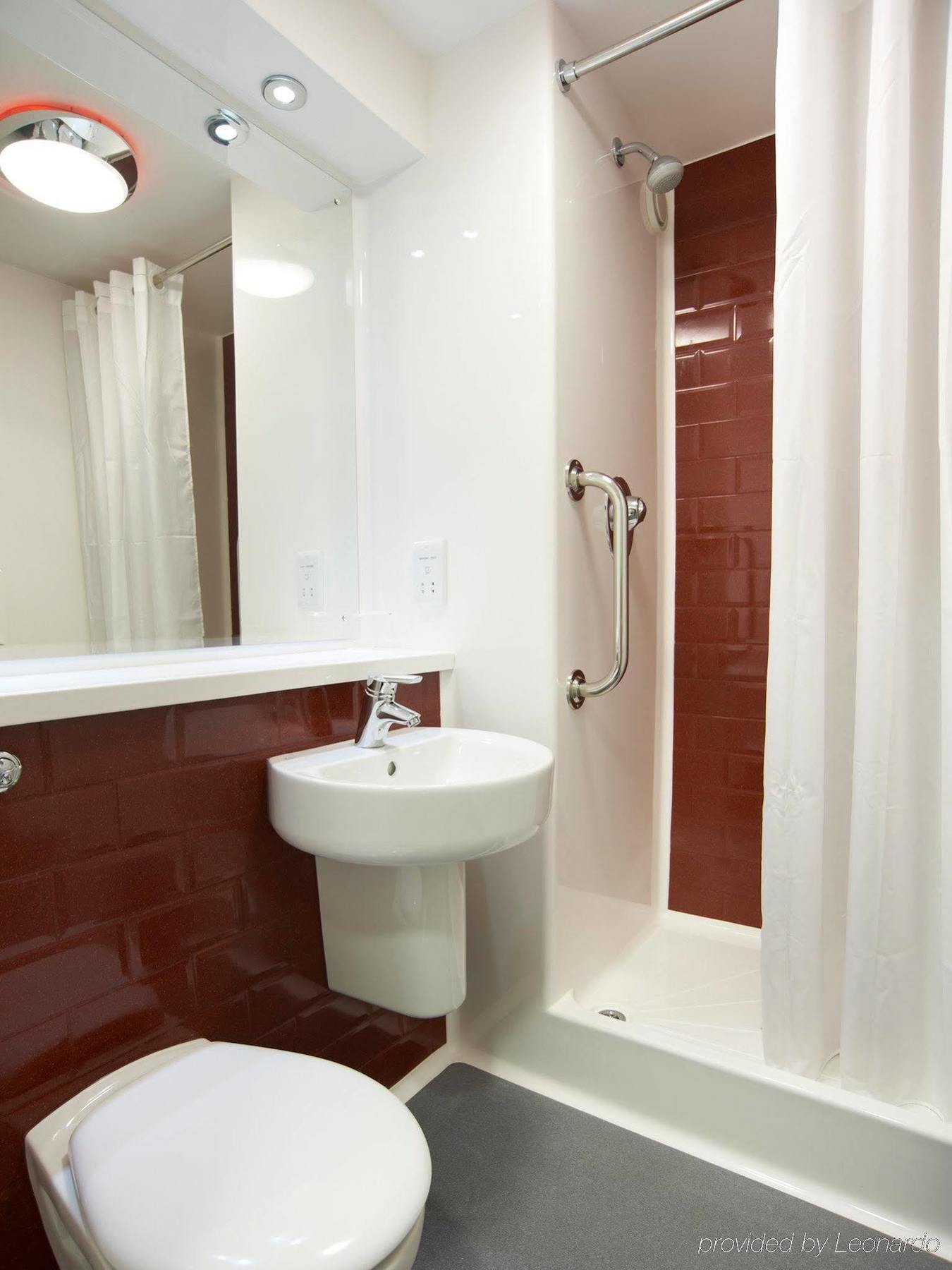 Travelodge London Ealing Εξωτερικό φωτογραφία